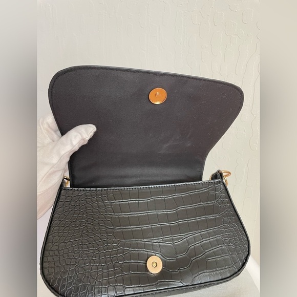 Elegant Black Faux Croc-Embossed Purse with Gold Chain - Picture 4 of 8